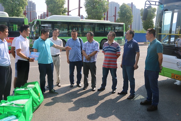 集团副总经理唐玉才高温慰问一线职工