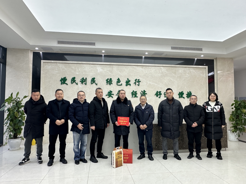 练发胜一行到东城公交慰问困难党员